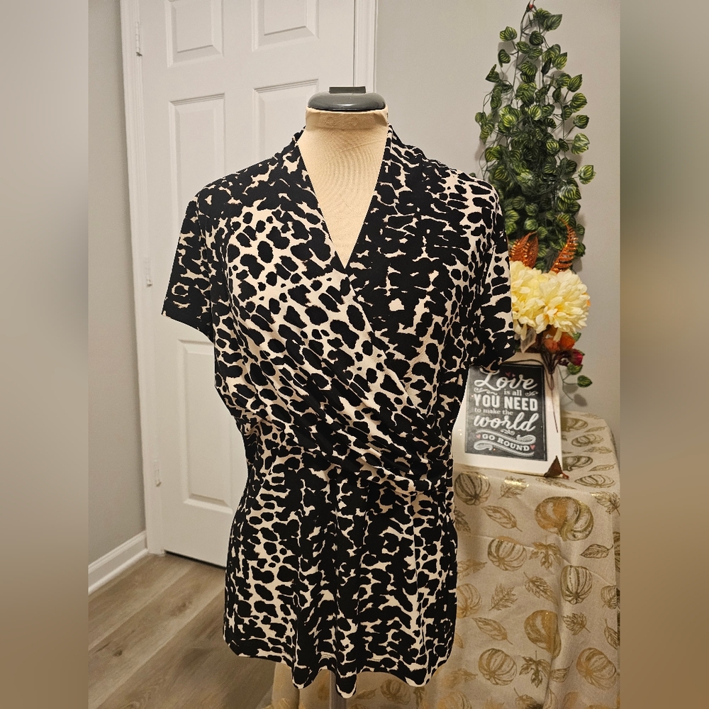 DKNY Animal Print Short Sleeve V Neck Top Sz L